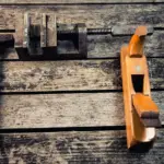 Hvordan rengører jeg min elhøvl efter brug?